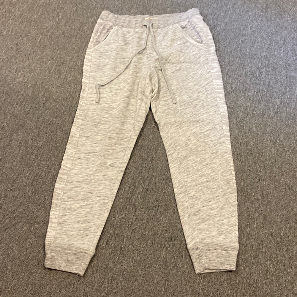 Light great joggers with pockets and design on sides of leg super comfortable